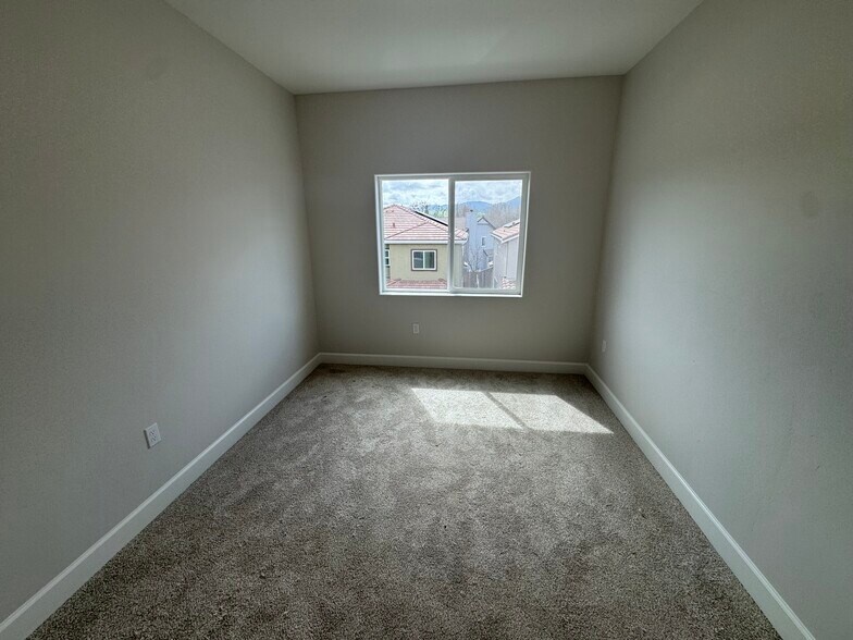 More Photos Of 116 Bundeson Dr, Hollister Apartments For Sale