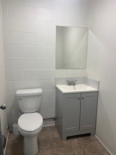 More Photos Of 7226 Valjean Ave, Van Nuys Warehouse For Lease