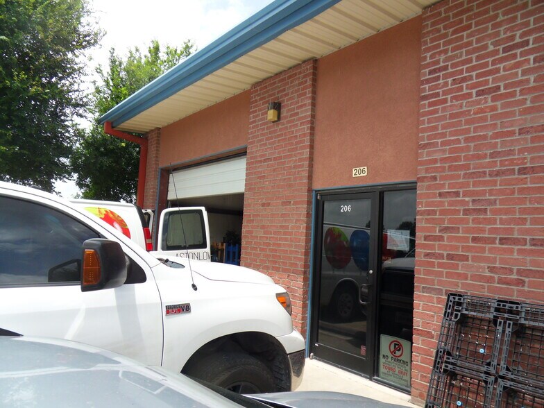 More Photos Of 902 Old Austin Hutto Rd, Pflugerville General Retail For Lease