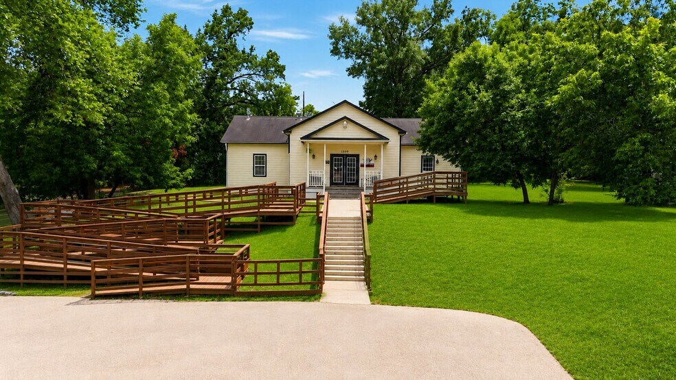 More Photos Of 1309 15th St, Huntsville Storefront Retail Residential For Sale