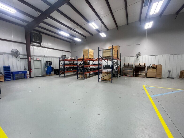 More Photos Of 11265 Windfern Rd, Houston Warehouse For Lease