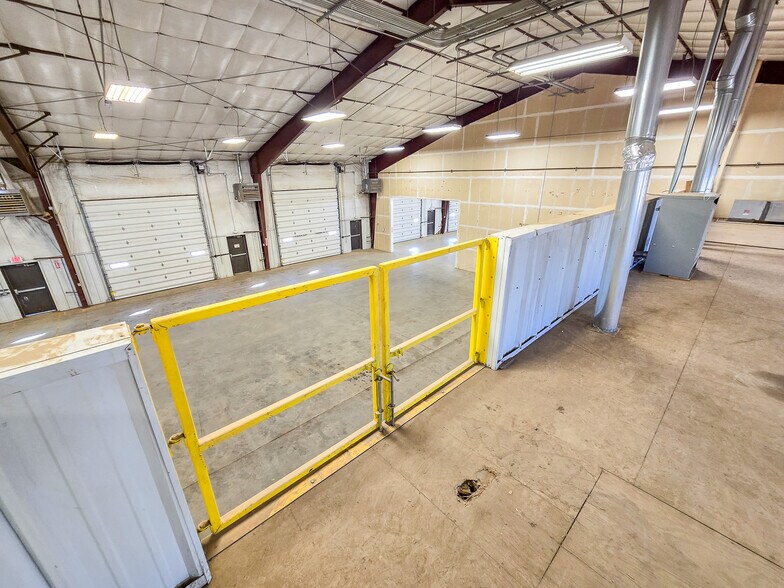 More Photos Of 5066 Owan Industrial Park Dr, Williston Warehouse For Lease