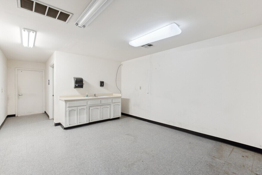 More Photos Of 311 S Pine St, Madera Showroom For Lease