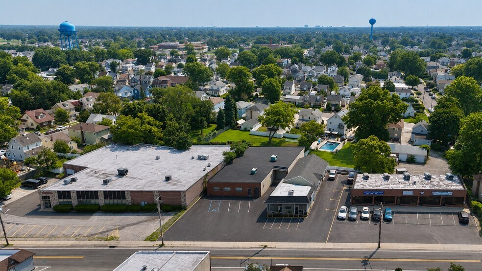 More Photos Of 120 New Hyde Park Rd, Franklin Square Showroom For Lease