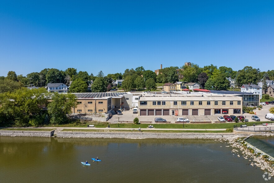 More Photos Of 218-326 Wisconsin Dr, Jefferson Office For Lease