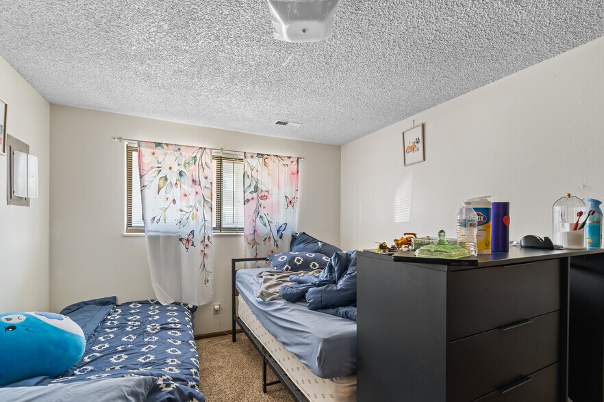 More Photos Of 1701 Warren Ave, Longmont Apartments For Sale