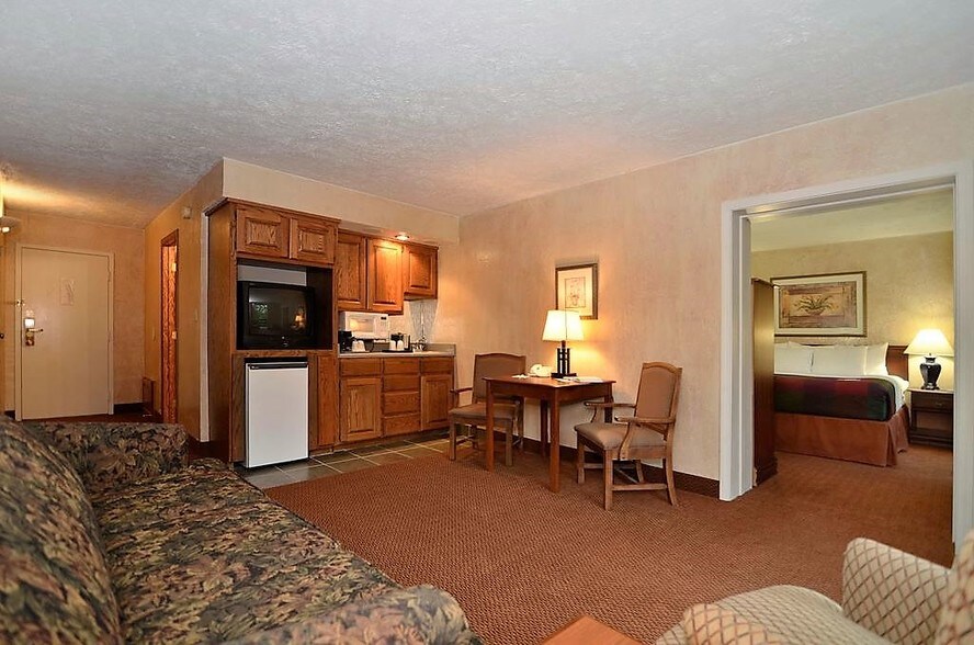 More Photos Of 8514 State Highway 76, Branson West Hotel For Sale