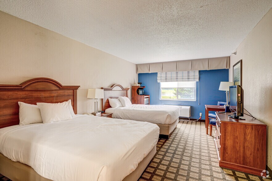 More Photos Of 2285 Washington St, Galesburg Hotel For Sale