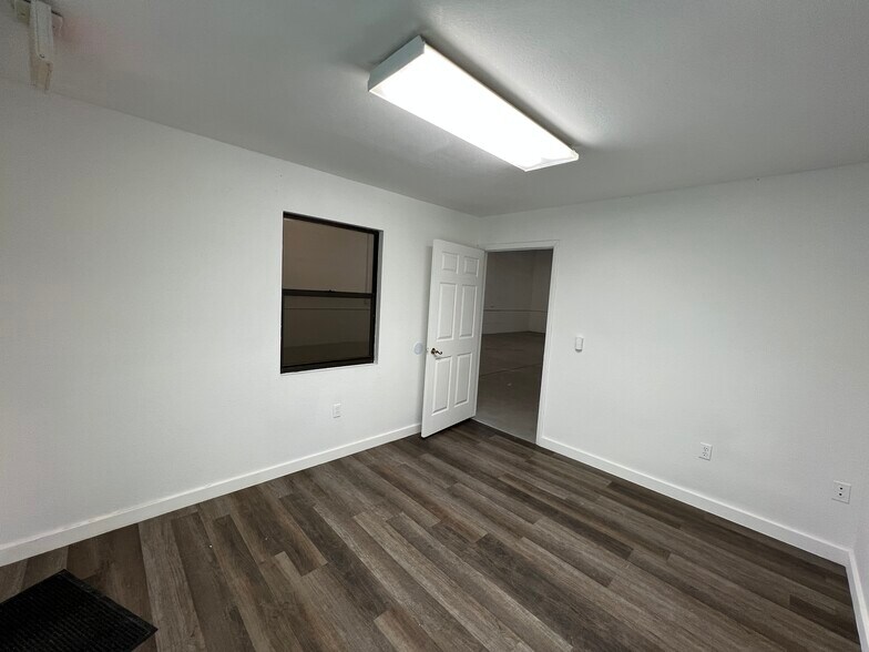 More Photos Of 12505 66th St N, Largo Warehouse For Lease