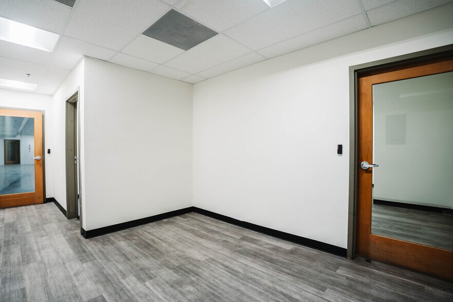 More Photos Of 42650 Melanie Pl, Palm Desert Loft Creative Space For Lease