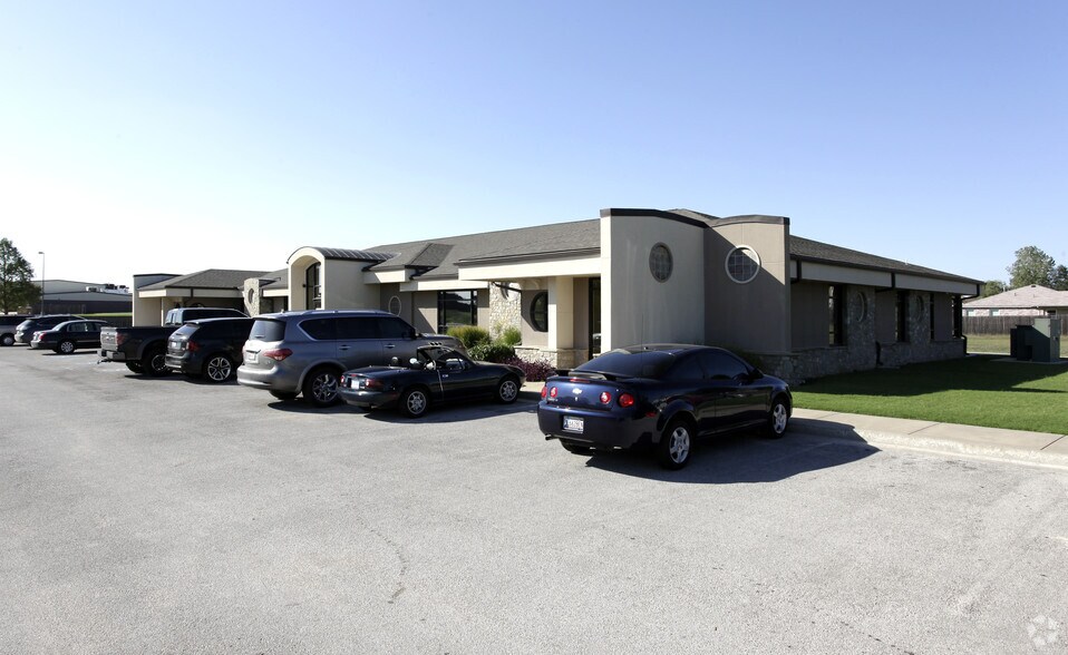Primary Photo Of 10229 E 96th St N, Owasso Office For Lease