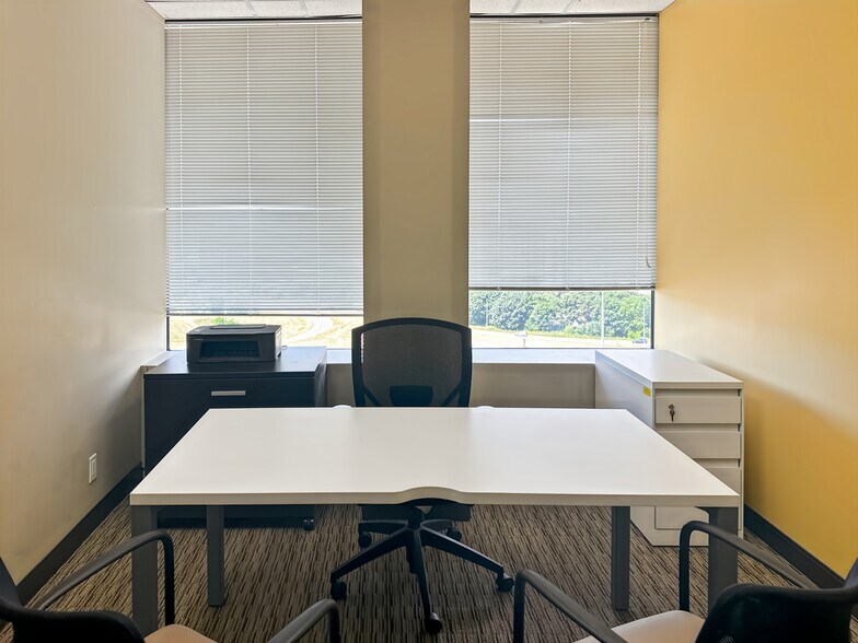 More Photos Of 10 Four Seasons Pl, Toronto Coworking Space