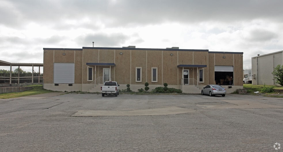 More Photos Of 320-322 International Pky, Arlington Warehouse For Lease