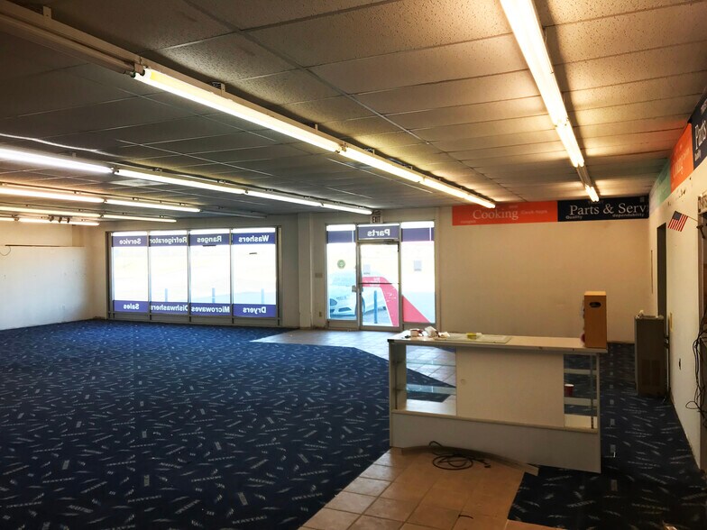 More Photos Of 2108 Paris Rd, Columbia General Retail For Lease