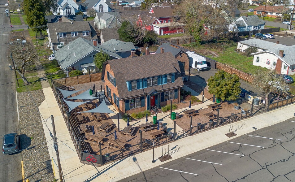 More Photos Of 883 SW Church St, Dallas Restaurant For Sale