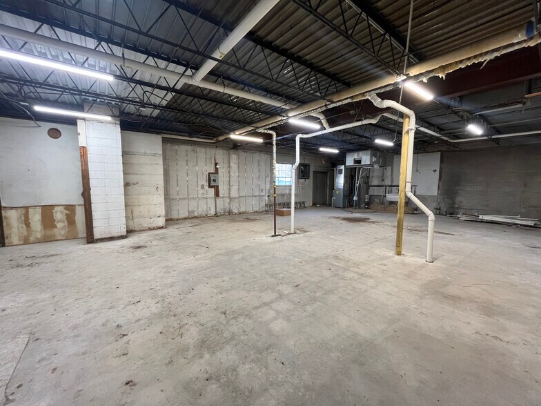 More Photos Of 1233 Larpenteur Ave W, Roseville General Retail For Lease