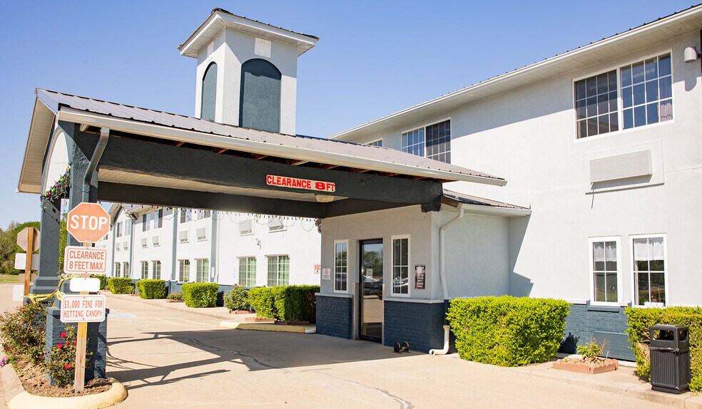 More Photos Of 937 Enterprise Ln, Mount Carmel Hotel For Sale