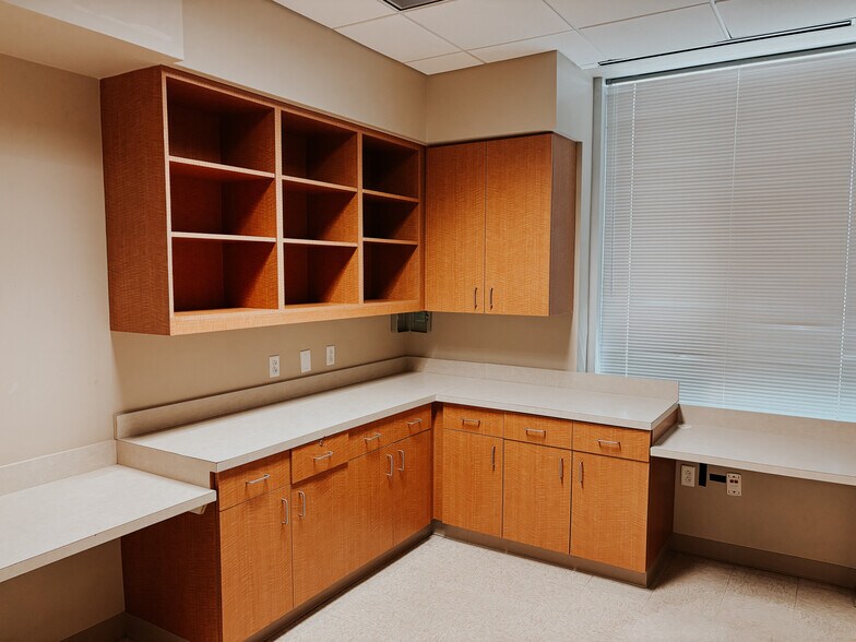 More Photos Of 1505 E Winding Way Dr, Friendswood Medical For Lease