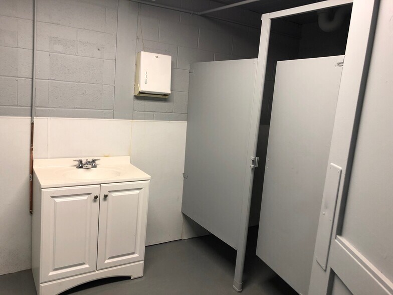 More Photos Of 12950 Capital St, Oak Park Manufacturing For Lease