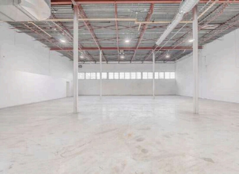 More Photos Of 5655 Rue de Marseille, Montréal Light Distribution For Lease