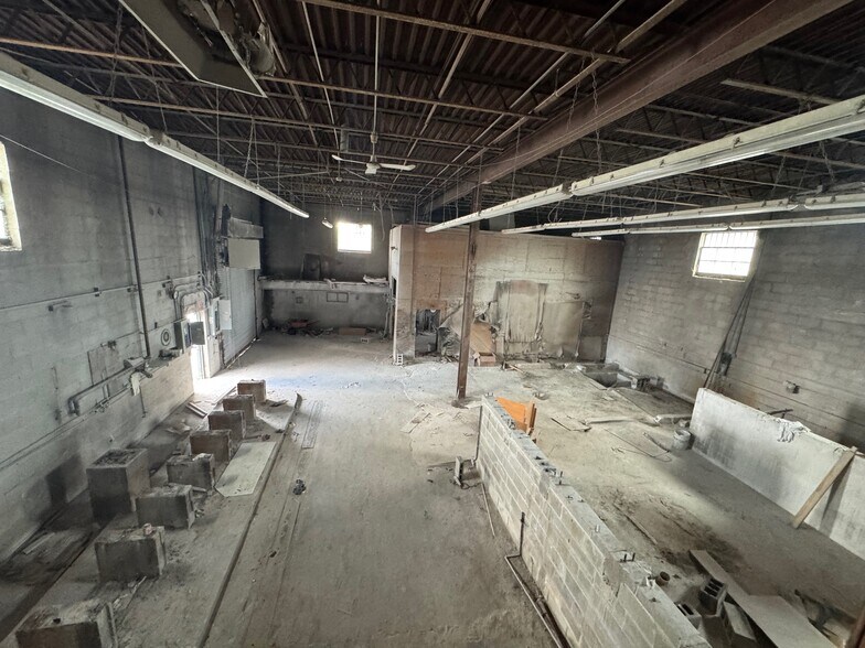 More Photos Of 2515 Merrick Rd, Bellmore Showroom For Lease