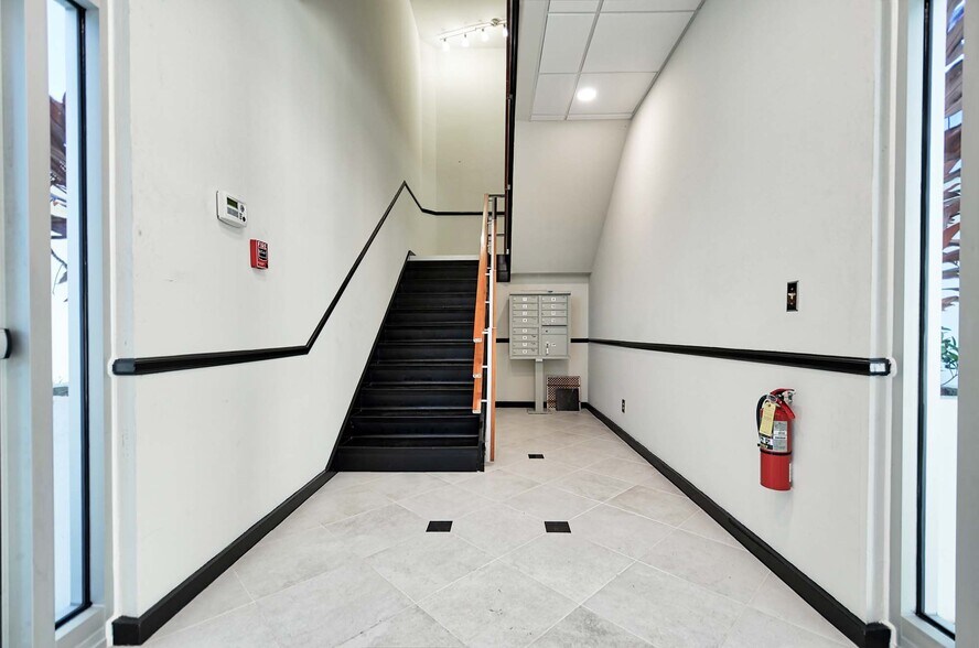 More Photos Of 3411 Tamiami Trl N, Naples Office For Sale