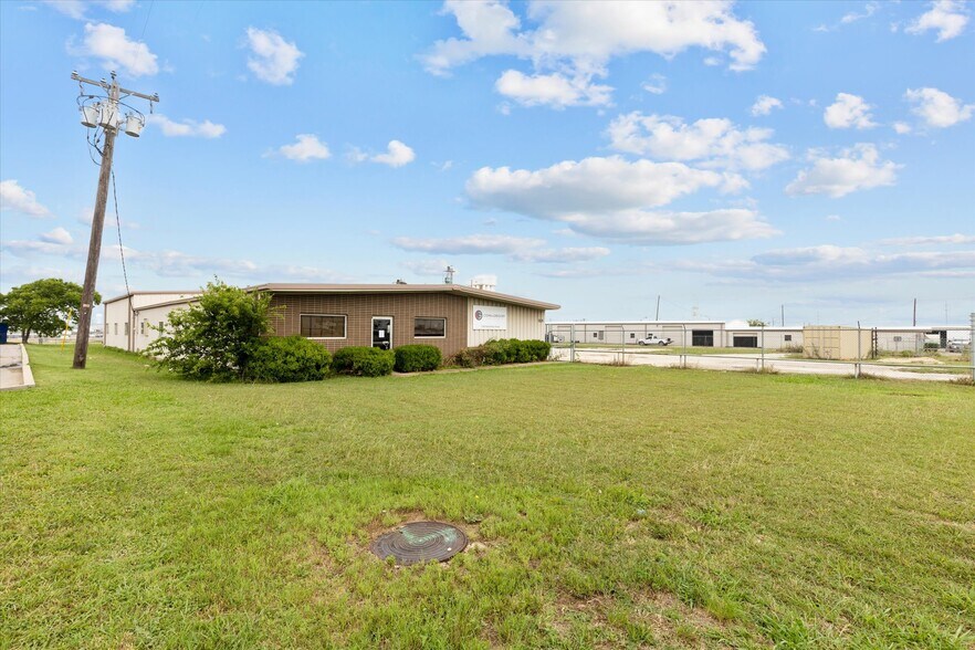 More Photos Of 2305 N Main St, Cleburne Flex For Sale