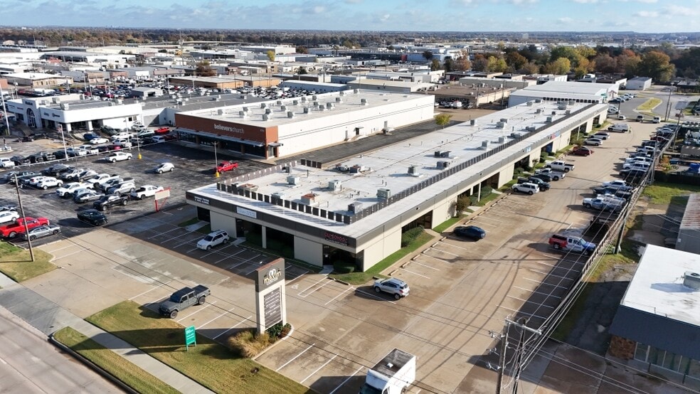 More Photos Of 4717-4733 S Memorial Dr, Tulsa Showroom For Lease