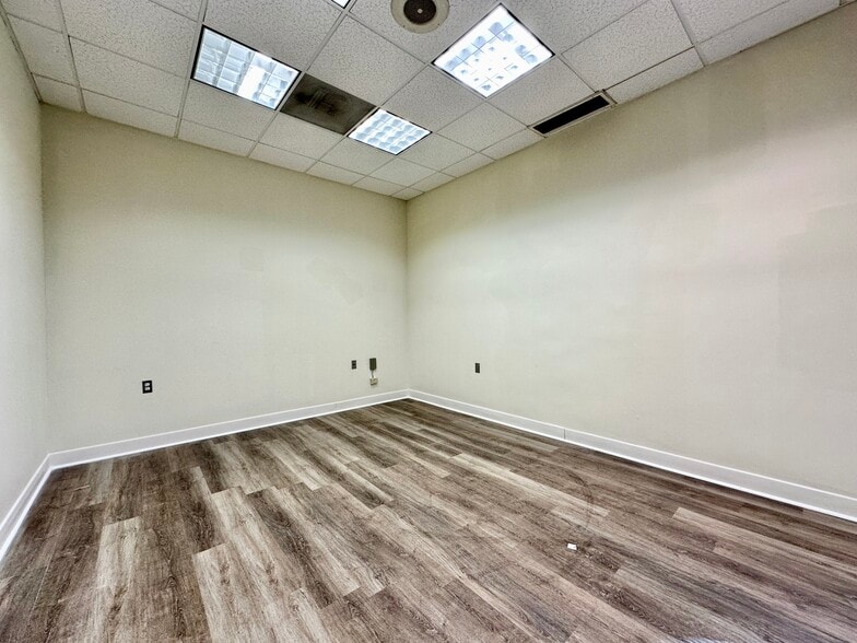 More Photos Of 8 Lester St, Martinsville General Retail For Sale