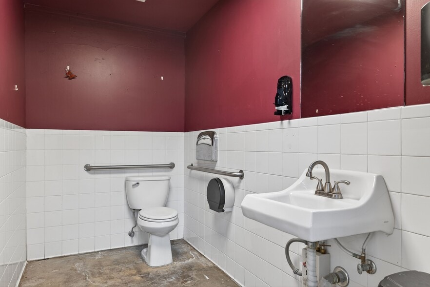 More Photos Of 1895 E Main St, Ventura General Retail For Sale