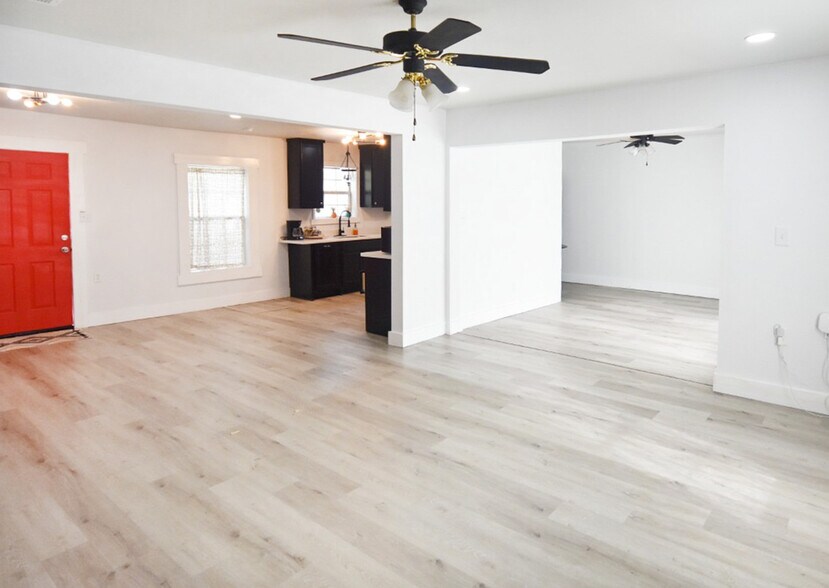 More Photos Of 400 Oak St, Bryan Office Residential For Lease