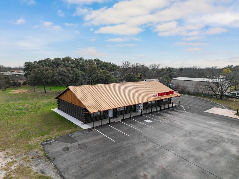 More Photos Of 805-807 E Hall St, Bangs Medical For Sale