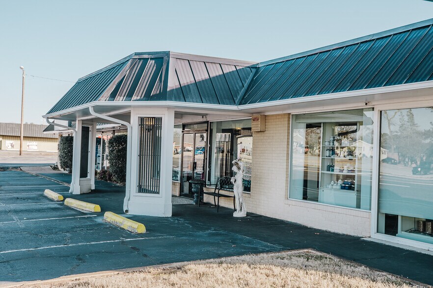 More Photos Of 709-713 Woodward Ave, Muscle Shoals Freestanding For Sale
