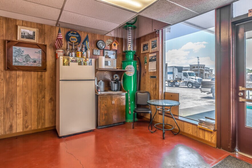 More Photos Of 211 N Business Ih 35, New Braunfels Flex For Sale