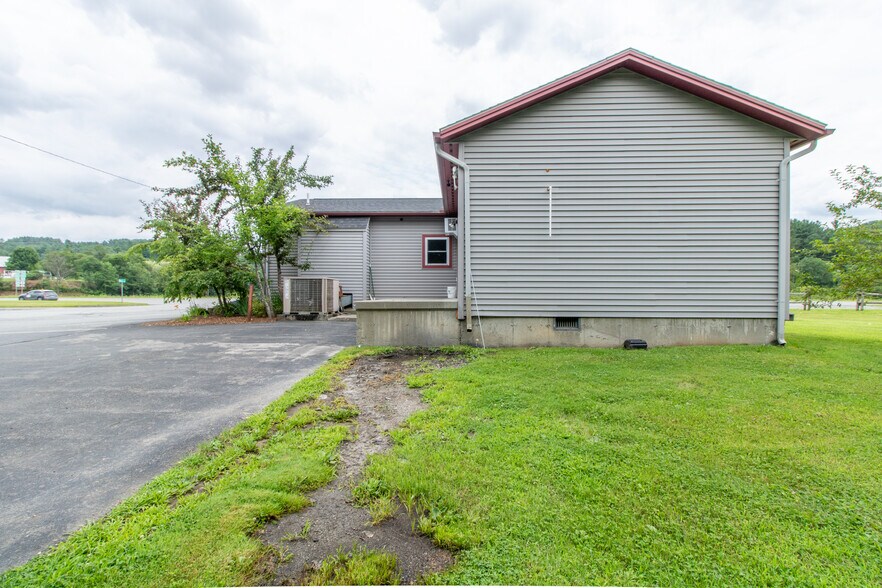 More Photos Of 585 US Route 5, Coventry Specialty For Sale