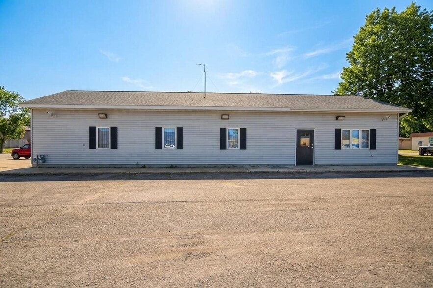 More Photos Of 316 S Highway Ave, Blooming Prairie Light Manufacturing For Sale