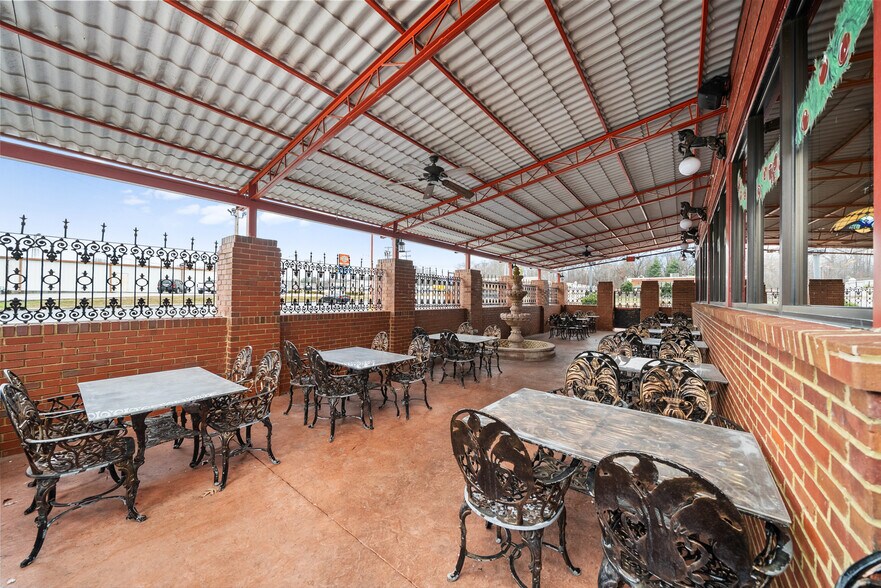 More Photos Of 1420 Interstate Dr, Cookeville Restaurant For Sale