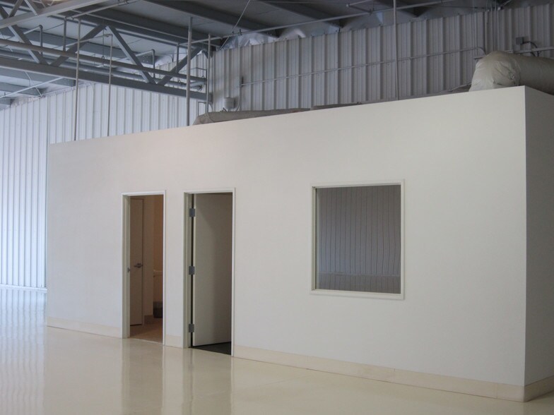 More Photos Of 6891 N Glen Harbor Blvd, Glendale Airplane Hangar For Sale