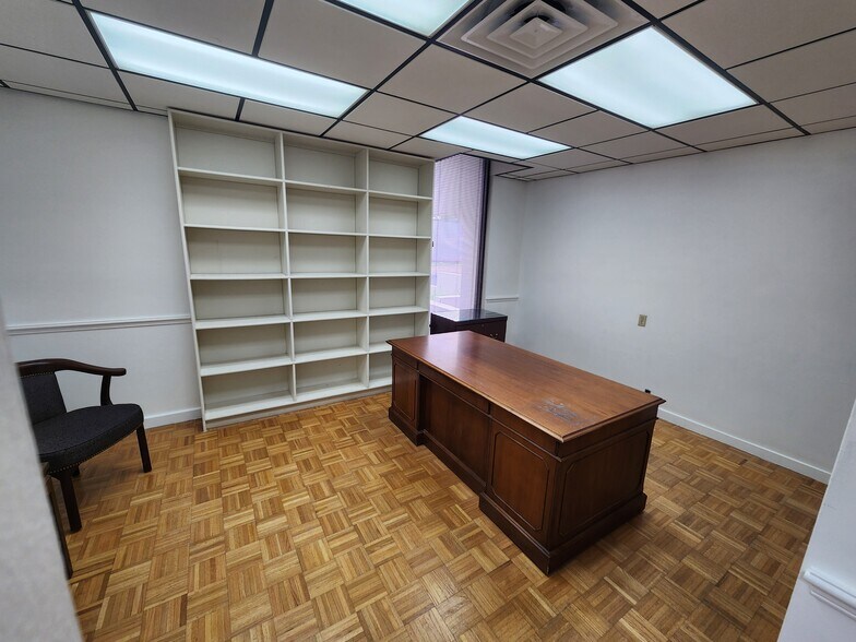 More Photos Of 747 N Washington Blvd, Sarasota Office For Lease