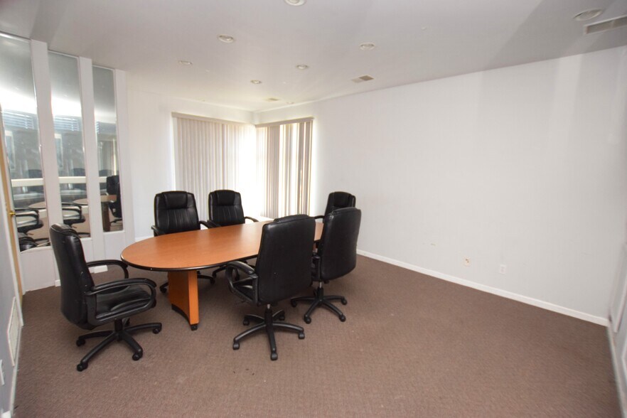 More Photos Of 401 Garland St, Flint Office For Sale