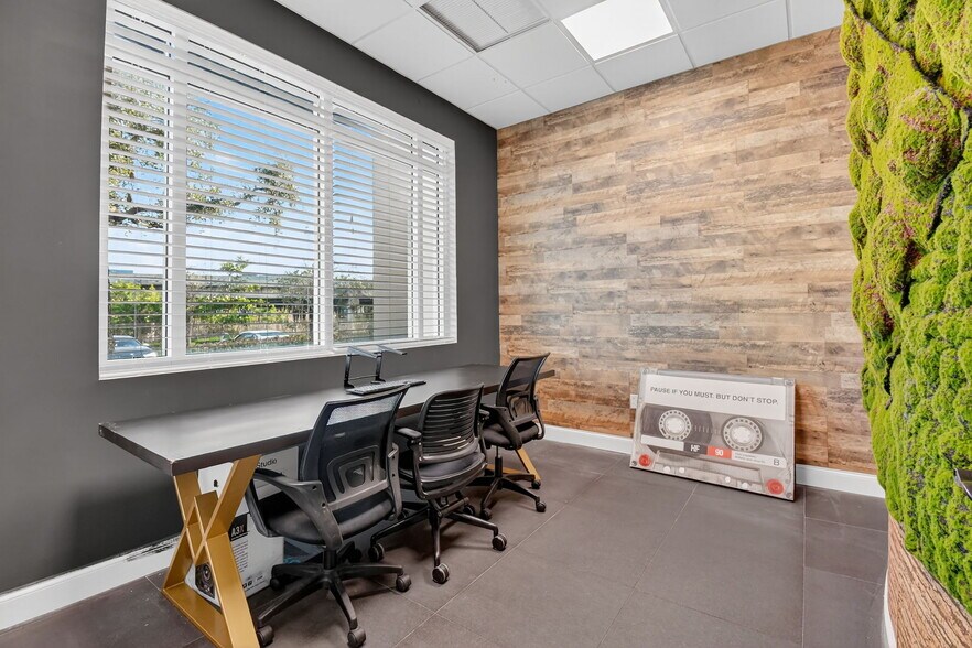 More Photos Of 2800 W State Road 84, Fort Lauderdale Showroom For Lease