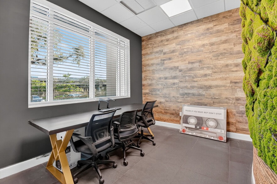 More Photos Of 2800 W State Road 84, Fort Lauderdale Showroom For Sale