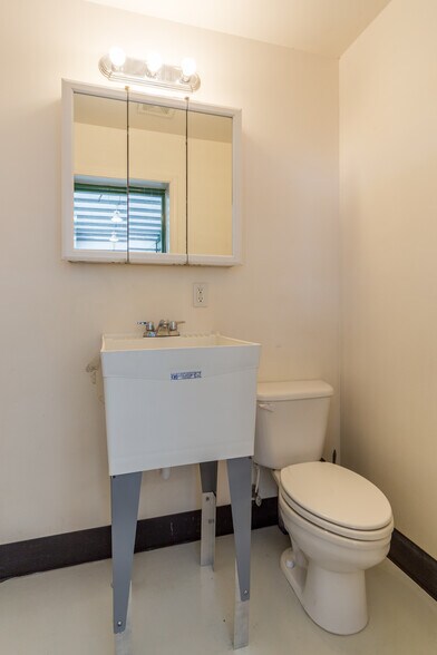 More Photos Of 191 Airport Rd, Port Townsend Airplane Hangar For Sale