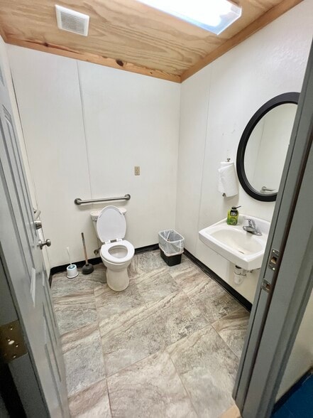 More Photos Of 11660 Highway 96, Millport Auto Repair For Lease