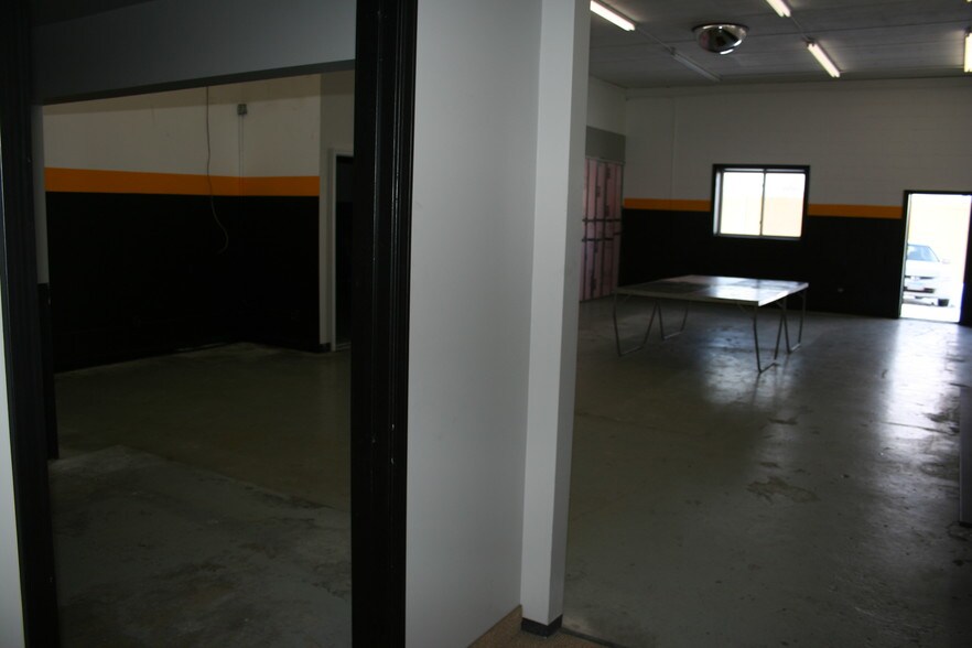 More Photos Of 9700-9710 S Humboldt Ave, Bloomington Warehouse For Lease