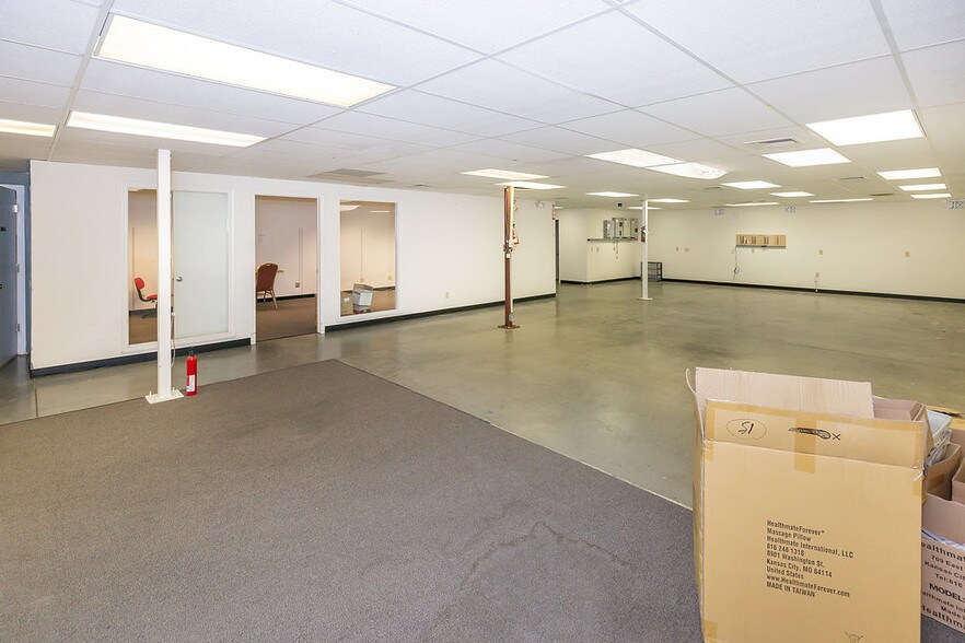 More Photos Of 8901 Washington St, Kansas City Showroom For Sale