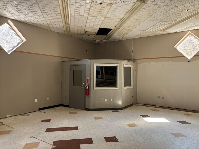 More Photos Of 173 Main St, Clay Drugstore For Lease