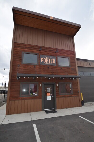 More Photos Of 611 NE Jackpine Ct, Redmond Distribution For Lease