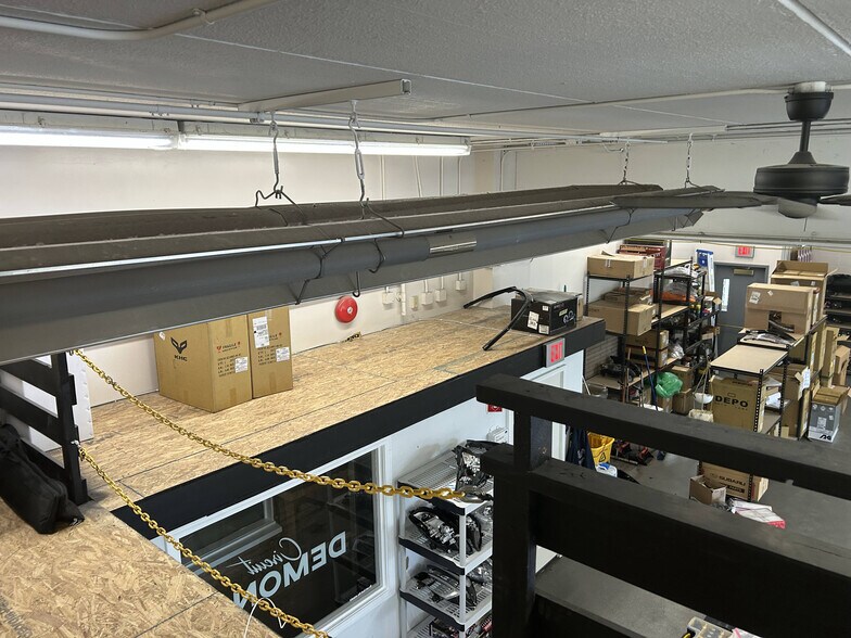 More Photos Of 70 Ridge Rd, Ontario Showroom For Lease