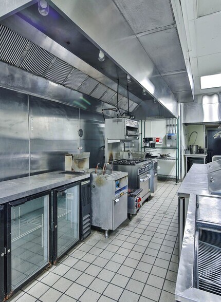 More Photos Of 1705 Ocean Ave, Santa Monica Apartments For Lease